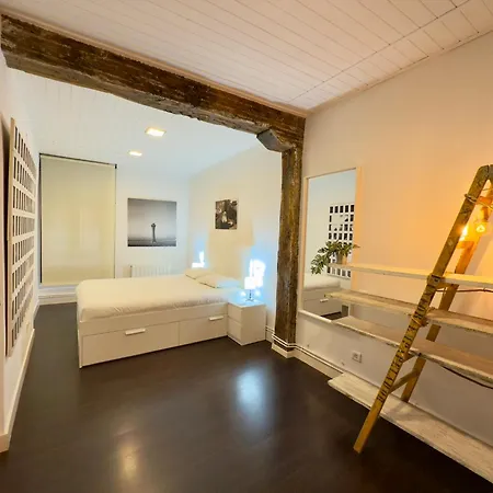 Arte Y Diseno Junto Al Casco Viejo De Bilbau