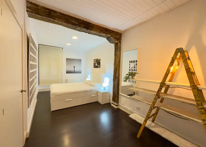 Arte Y Diseno Junto Al Casco Viejo De בילבאו